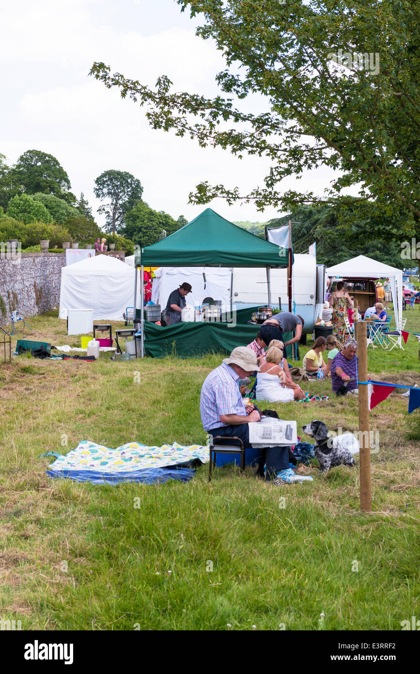 East Devon, England. Juni 2014. Eine Fete und Gartenparty mit Verkaufsständen, Kleidungsstücke, Fast-Food und allgemeine Miscellanea. Stockfoto