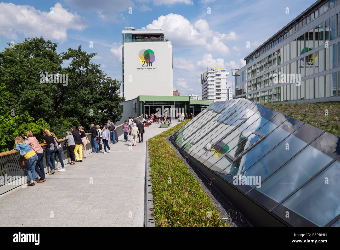 Dachterrasse am neuen Einkaufszentrum Bikini Berlin in Charlottenburg Berlin Deutschland Stockfoto