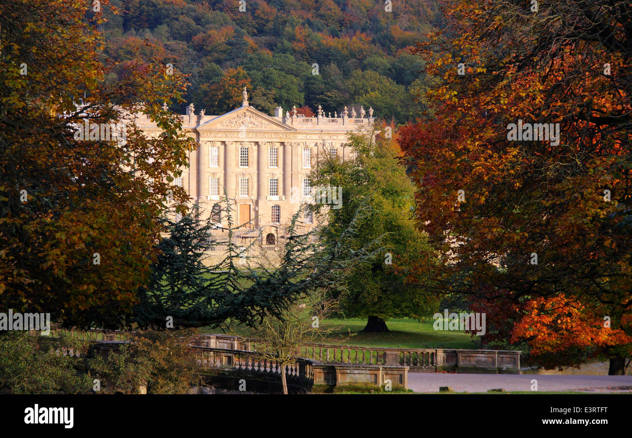Chatsworth House Herrenhaus angesehen von open-Access Parkland, Peak District, England, UK - Herbst Stockfoto