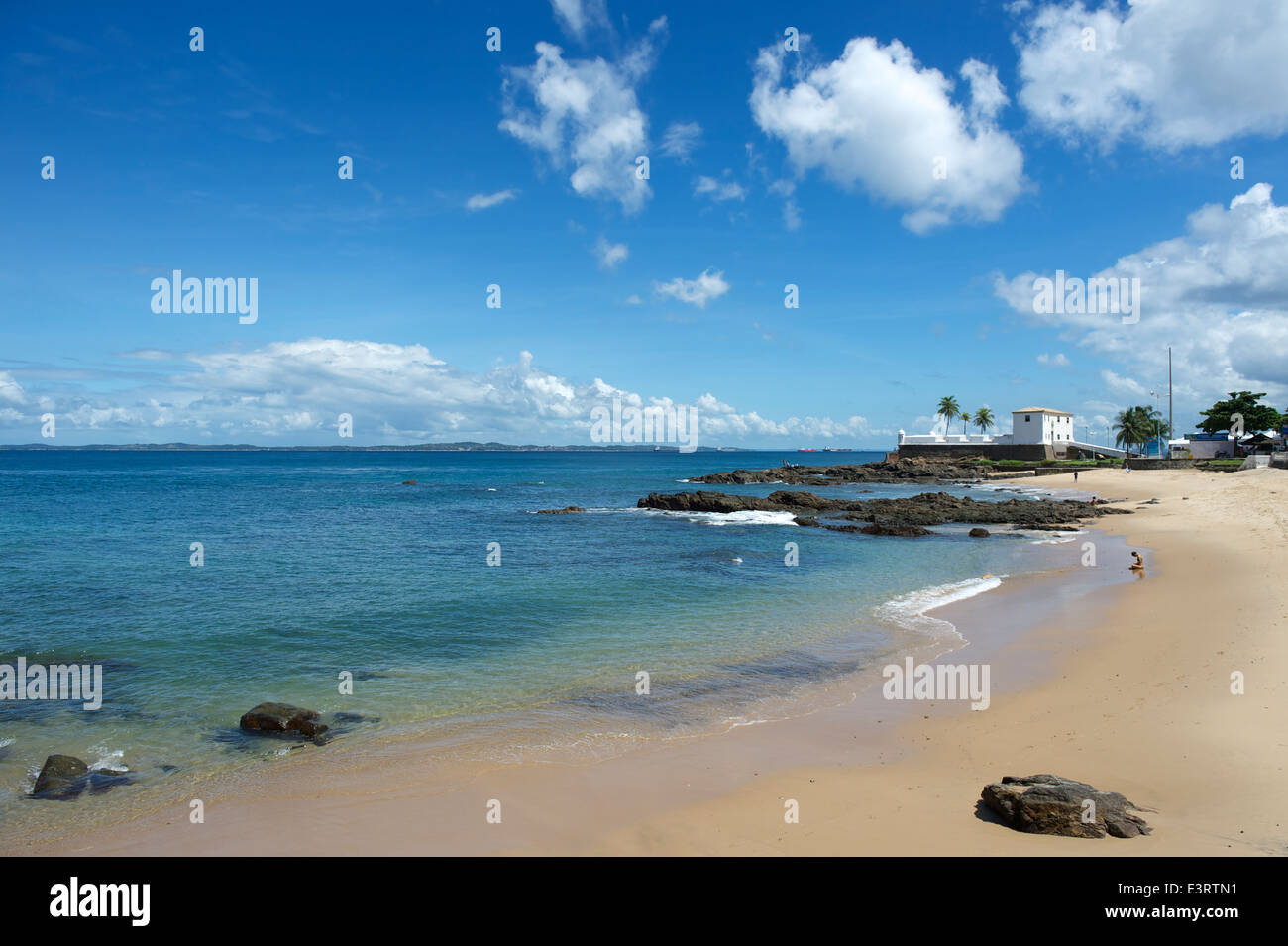 Tropische Küste von Porto da Barra Strand Salvador Brasilien mit Fort Santa Maria Stockfoto