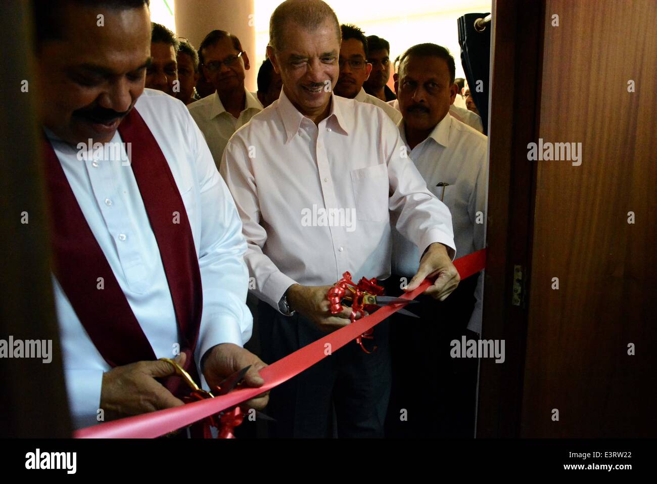 (140628)--VICTORIA, 28. Juni 2014 (Xinhua)--Sri Lankas Präsident Mahinda Rajapaksa (L) und Seychellen Präsident James Michel (C) schneiden die rote Schleife um das Hochkommissariat von der Demokratischen Sozialistischen Republik Sri Lanka auf die Seychellen in Victoria, der Hauptstadt der Seychellen, 28. Juni 2014 zu öffnen. Mahinda Rajapaksa kam auf den Seychellen am Freitag für einen dreitägigen offiziellen Besuch des Archipels Landes. (Xinhua/Kevin Zhuo) Stockfoto