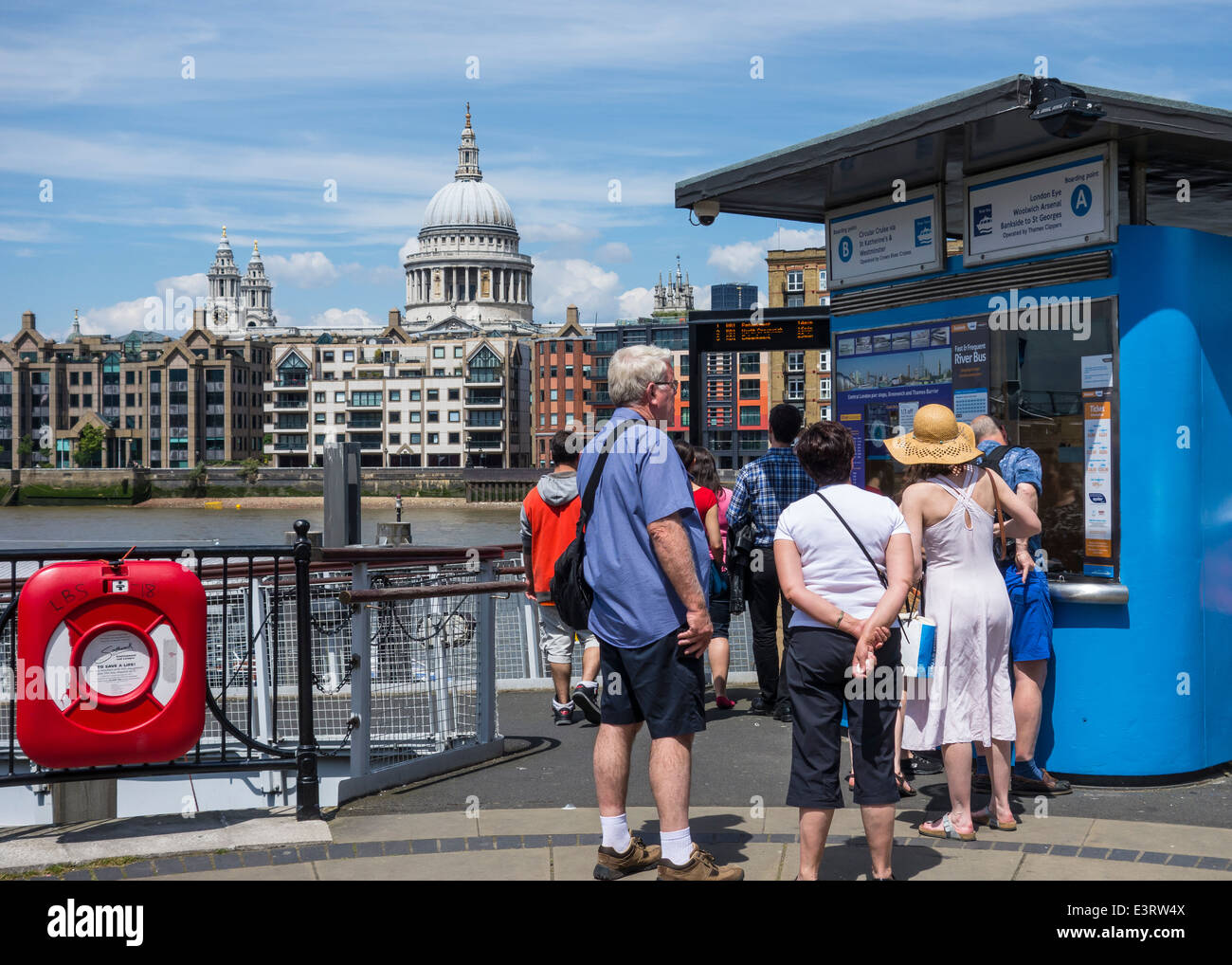 Menschen Schlange stehen am Kiosk für Fluss Themse London Bootsfahrten Stockfoto
