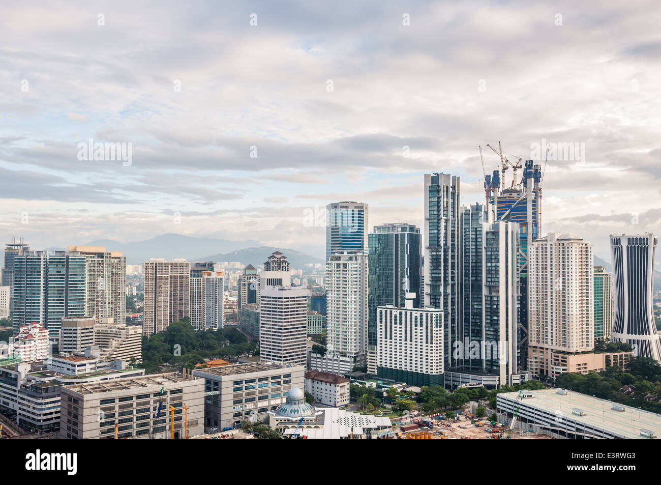 Die Skyline von Kuala Lumpur expandiert weiter im Aufbau. Stockfoto