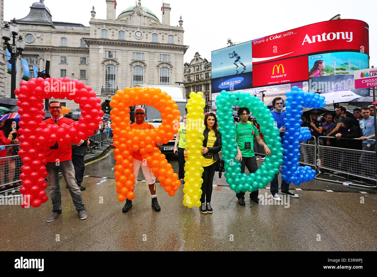 London, UK. 28. Juni 2014. Stolz, mit Luftballons auf der Pride London Parade 2014 in London geschrieben. Regenstürme im Laufe des Tages Dämpfen nicht die Geister der 20.000 Menschen an der Parade der Massen in den verpackten Straßen beobachten. Es brachte allerdings jede Menge Regenbogen Regenschirme. Bildnachweis: Paul Brown/Alamy Live-Nachrichten Stockfoto