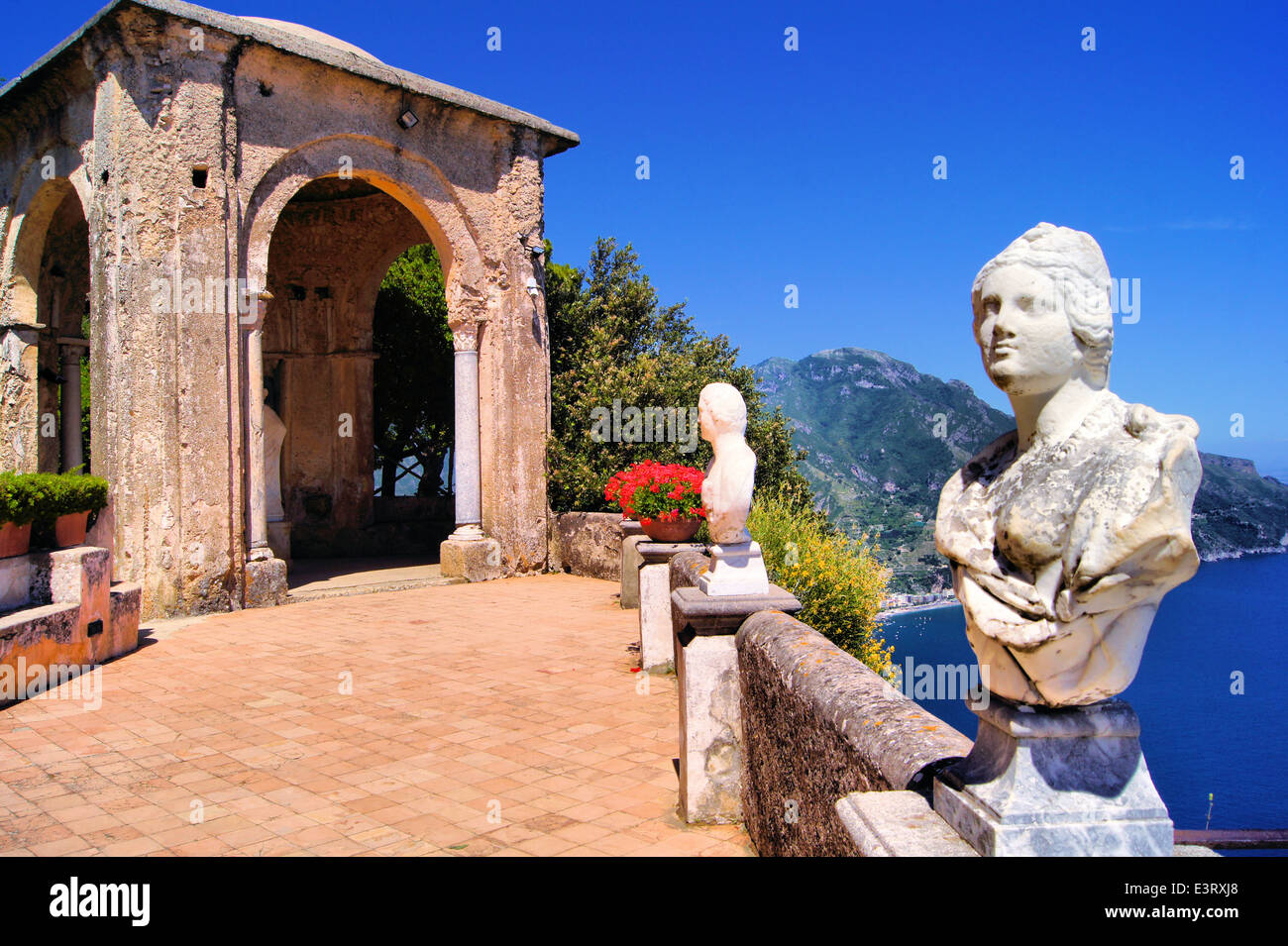 Statue gesäumten Terrasse in Ravello, Amalfiküste, Italien Stockfoto