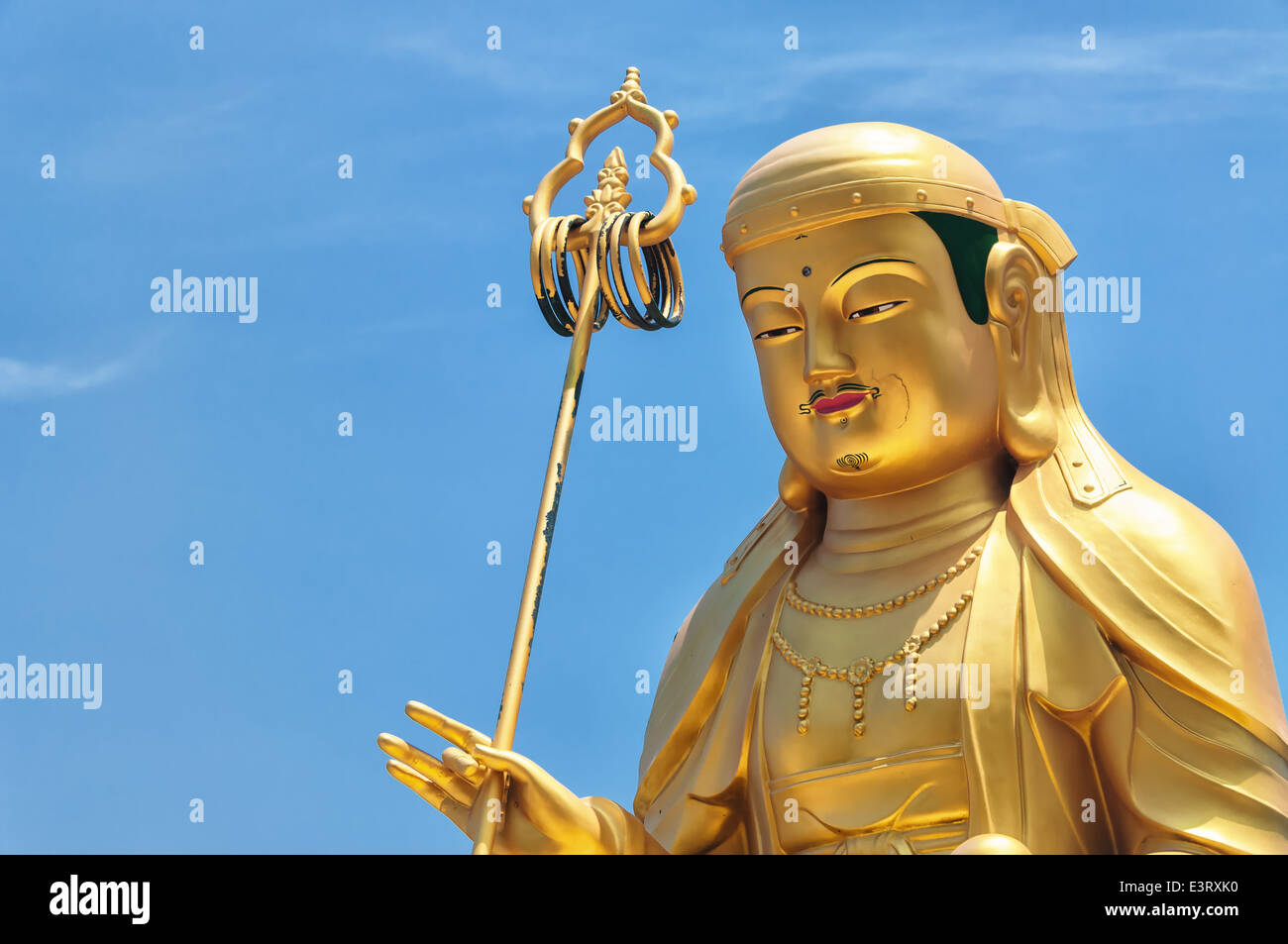 Eine goldene Buddhastatue mit Blick auf die Ostsee vom Haedong Yonggungsa Tempel in Busan, Südkorea. Stockfoto