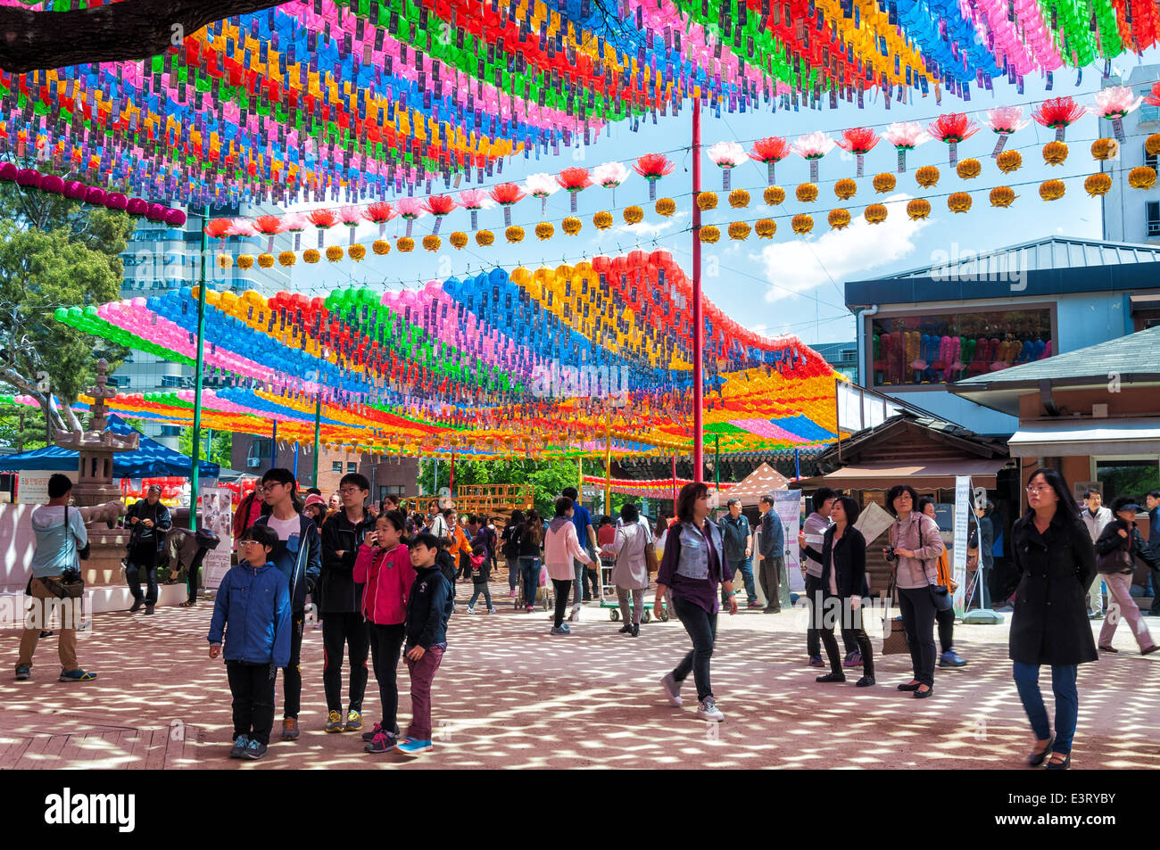 Hunderte von Lampions hängen am Jogyesa-Tempel in Seoul, Südkorea vor Buddhas Geburtstag. Stockfoto
