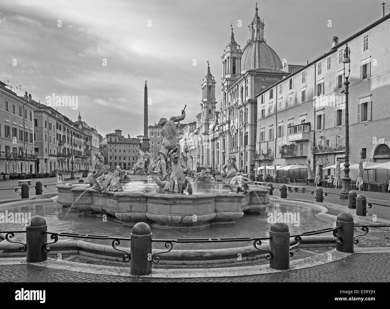 Rom - Piazza Navona Morgen und Neptunbrunnen (1574) von Giacomo della Porta und Santa Agnese in Agone Kirche erstellt Stockfoto