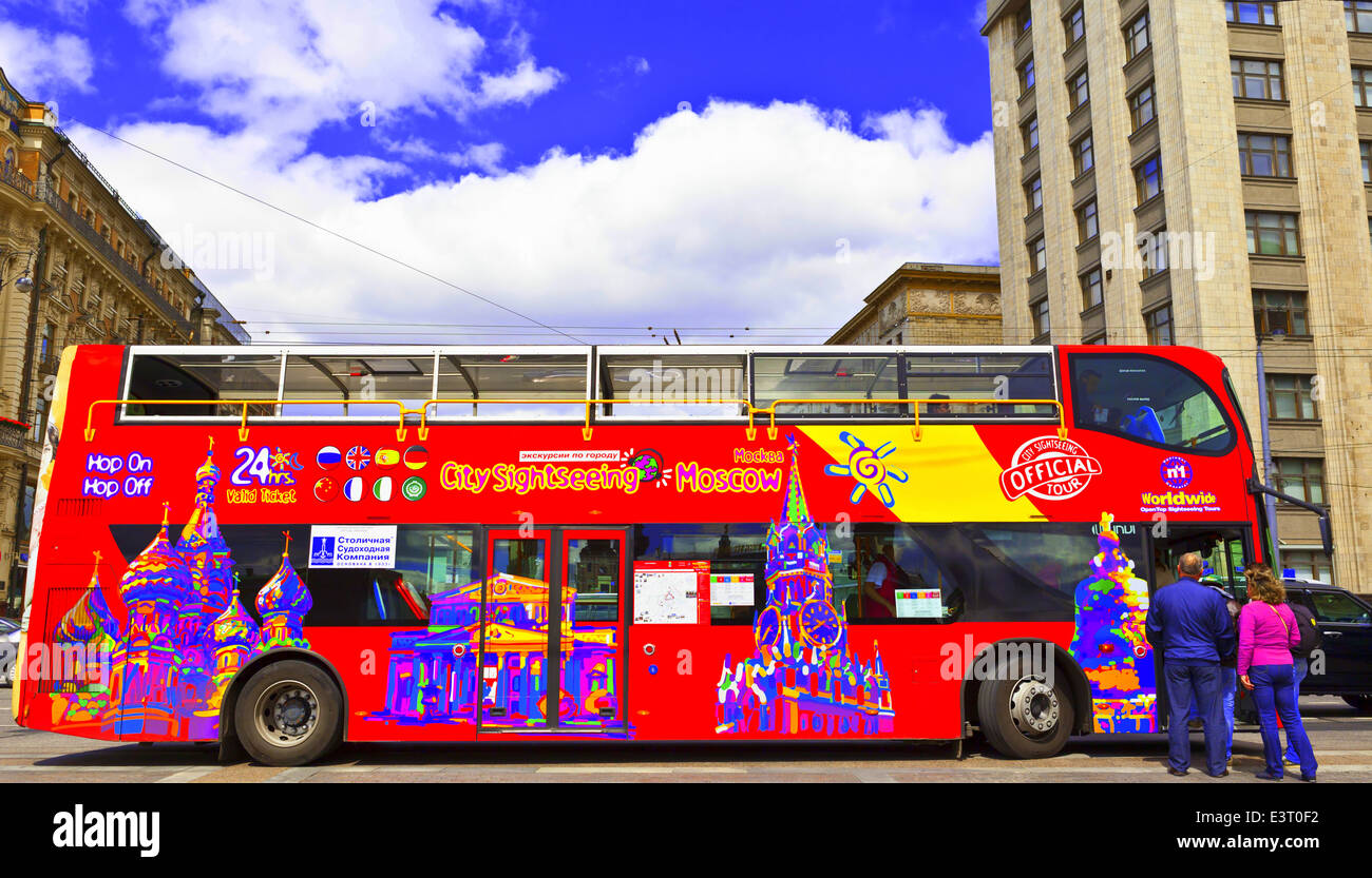 Hell eingerichtete sightseeing Doppeldecker offenen Bus in die Stadtzentrum nimmt Besucher zu allen wichtigen Sehenswürdigkeiten Stockfoto