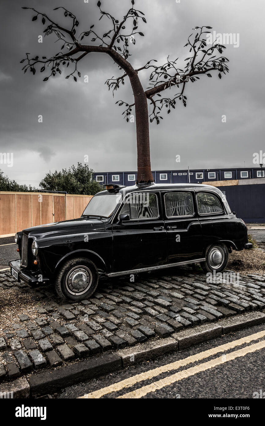 London Taxi mit Baum wächst nach oben am Trinity Buoy Wharf Stockfoto