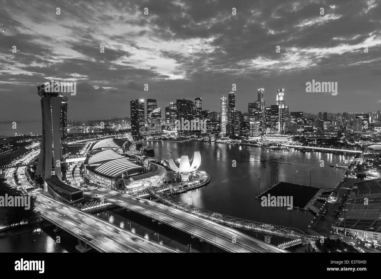 Die Skyline von Singapur am Abend. Stockfoto
