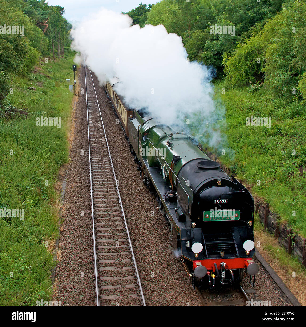 Reigate, Surrey. Samstag, 28. Juni 2014. Die Belmond British Pullman VS Orient Express Steam Locomotive BR (S) Handelsmarine Clan Line Klasse 4-6-2 Nr. 35028 rast durch die Surrey Hills, 1504hrs Samstag, 28. Juni 2014 auf dem Weg nach London Victoria. Credit: Foto von Lindsay Constable / Alamy Live News Stockfoto