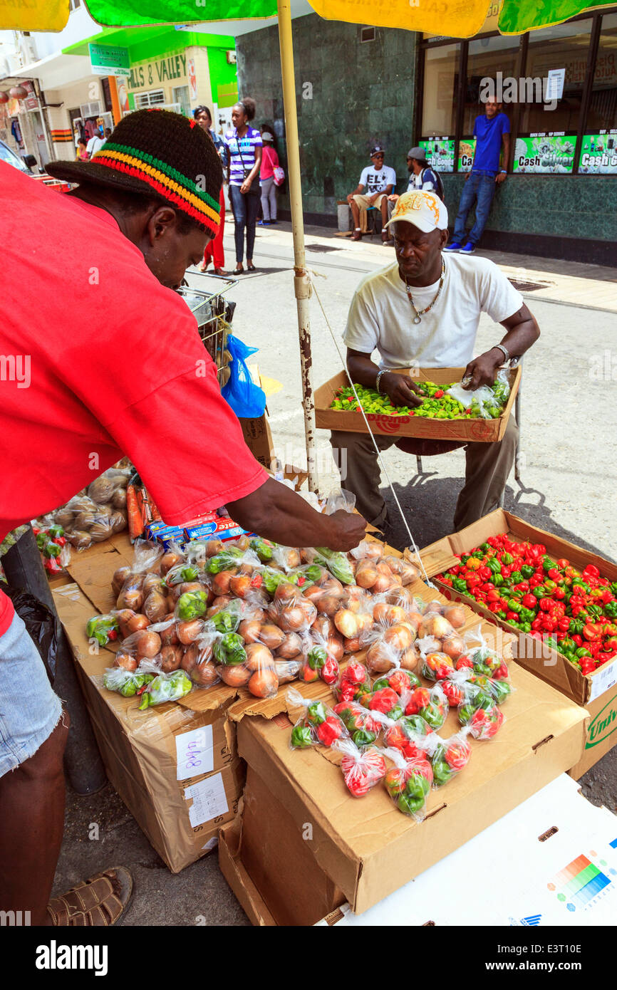 Straßenhändler verkaufen Chilischoten und Zwiebeln auf einem freien Markt, St. George, Grenada, West Indies Stockfoto Straßenhändler verkaufen Chilischoten und Zwiebeln auf einem freien Markt, St. George, Grenada, West Indies Stockfoto