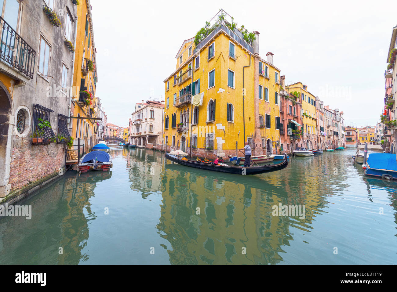 Die Kreuzung von zwei Kanälen in Venedig Italien Stockfoto