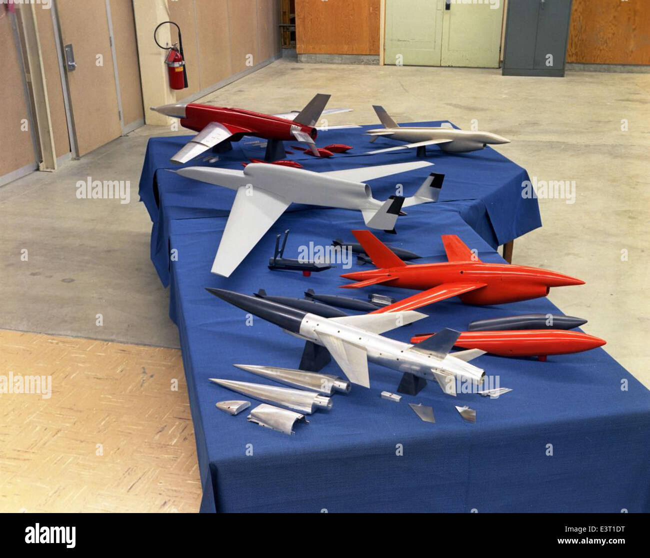 TRA 4-0441(c) ist eine Serie von Windkanalmodellen, die Ryan Aeronautical zum Testen von Drohnen wie der Firebee verwendet. Diese Modelle waren entscheidend bei der Bewertung der aerodynamischen Leistung von unbemannten Luftfahrzeugen (UAVs), die für Aufklärung und Überwachung bei militärischen Operationen eingesetzt wurden. Stockfoto