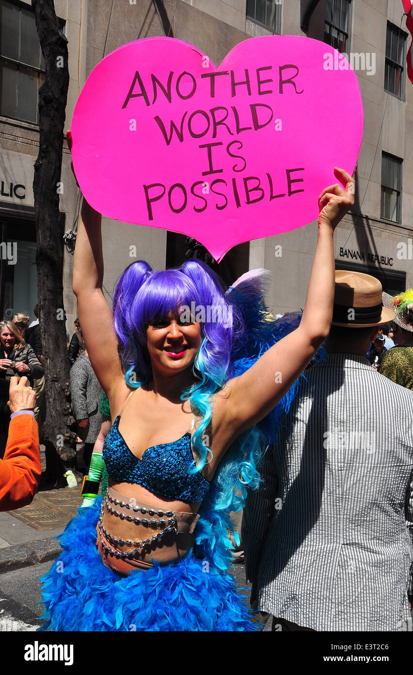 NYC: Frau mit blauen Perücke mit einem herzförmigen Schild bei der 2014 Easter Parade auf der Fifth Avenue * Stockfoto