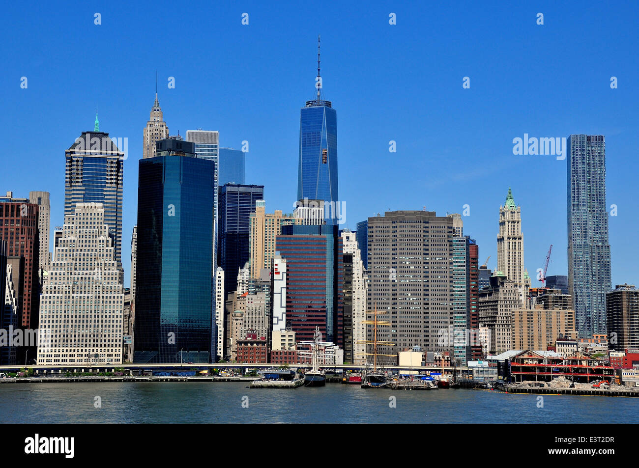 NYC: Blick auf lower Manhattan mit der fast abgeschlossenen One World Trade Center Tower Center * Stockfoto
