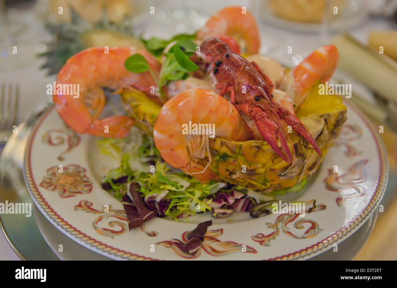 Würzig, Meeresfrüchte-Salat, serviert in einer Ananas. Nahaufnahme mit geringen Schärfentiefe. Stockfoto