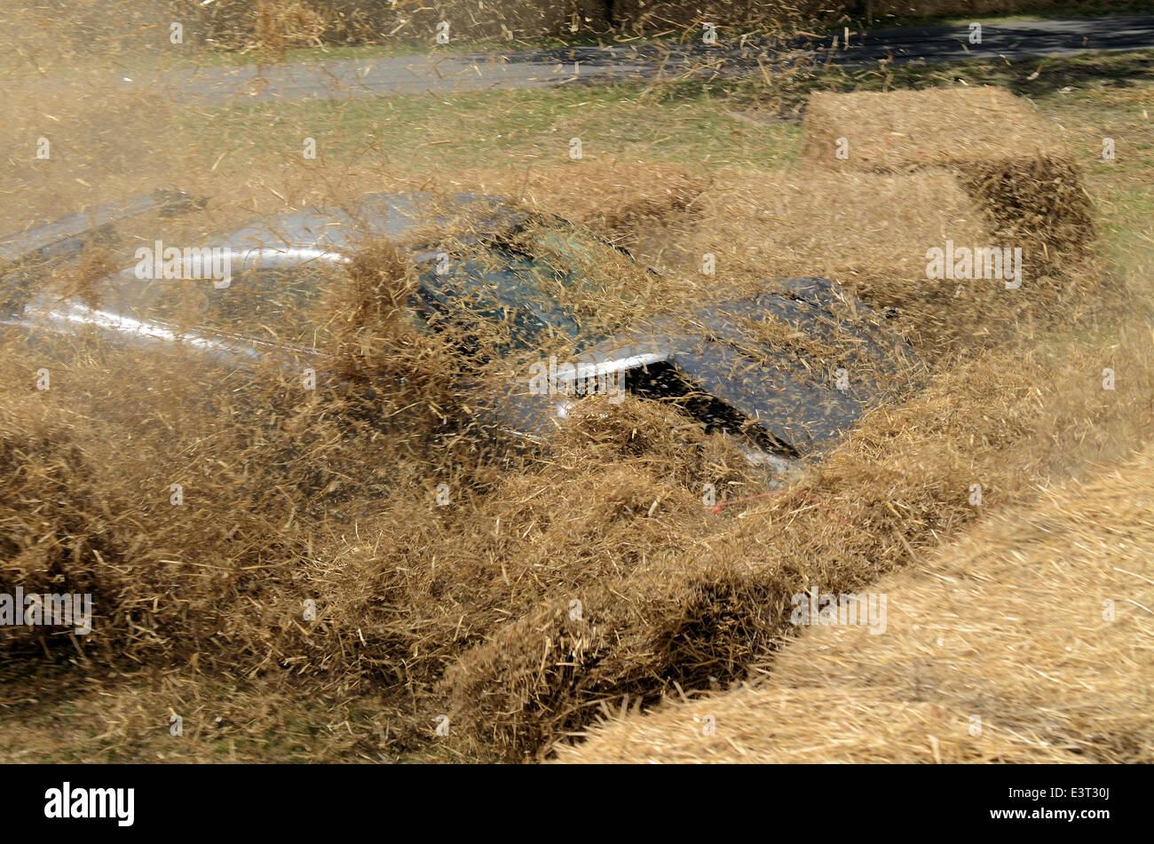 Sir Chris Hoy stürzte während der Teilnahme an einer zeitlich begrenzten Bergrennen Ereignis am Goodwood Festival der Geschwindigkeit eine hohe angetriebene Nissan, wenn er die Kontrolle verloren und rutschte mit Geschwindigkeit in die Heu Ballen Stockfoto