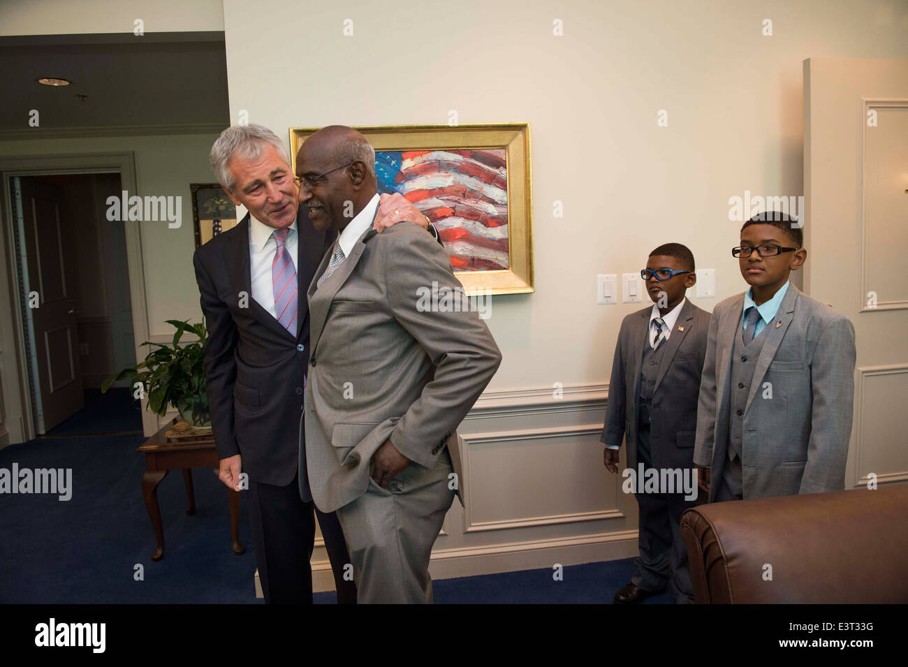 US-Verteidigungsminister Chuck Hagel trifft sich mit Lt. Jerome 'Skip' Johnson, der mit Hagel in Vietnam 27. Juni 2014 in Arlington, VA gedient. Dies war das erste Mal die beiden einander seit ihren Dienst während des Krieges gesehen hatte. Stockfoto