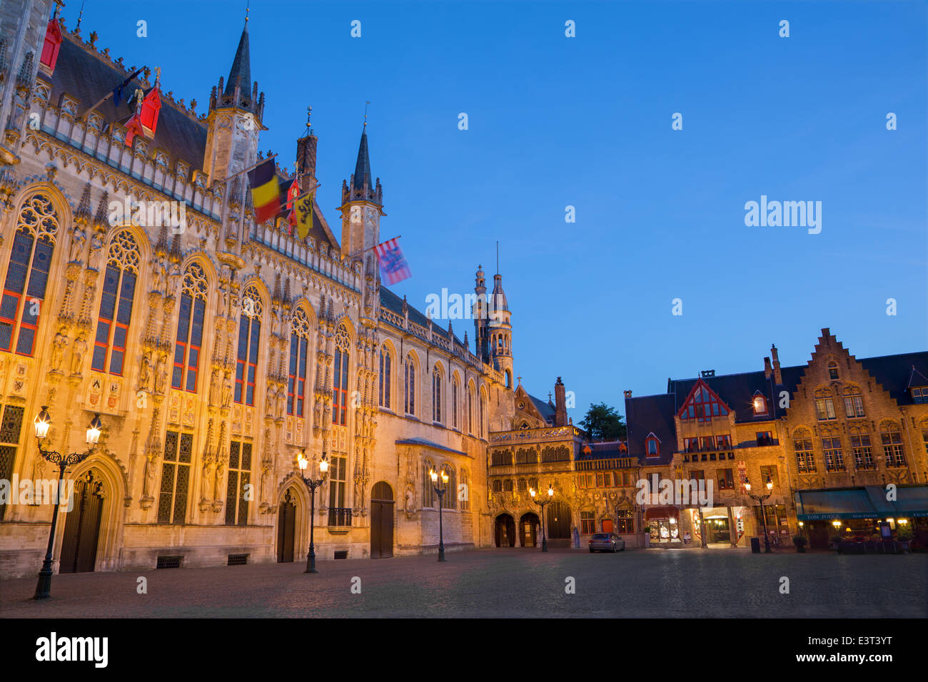 Brügge, Belgien - 12. Juni 2014: Der Burgplatz und Fassade des gotischen Rathauses. Stockfoto