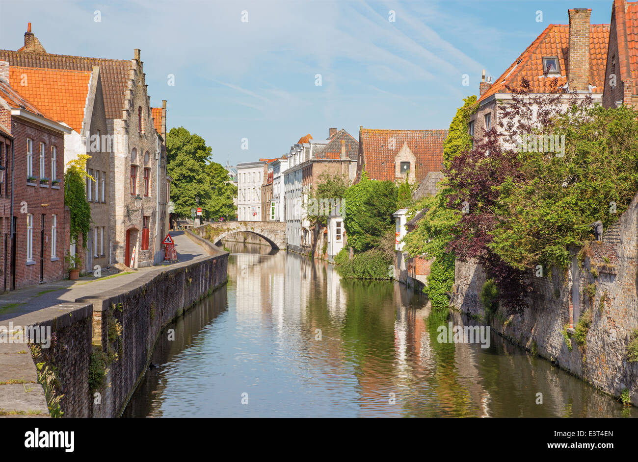 Brugge - Kanal und Gouden Hadstraat Street im Morgenlicht. Stockfoto