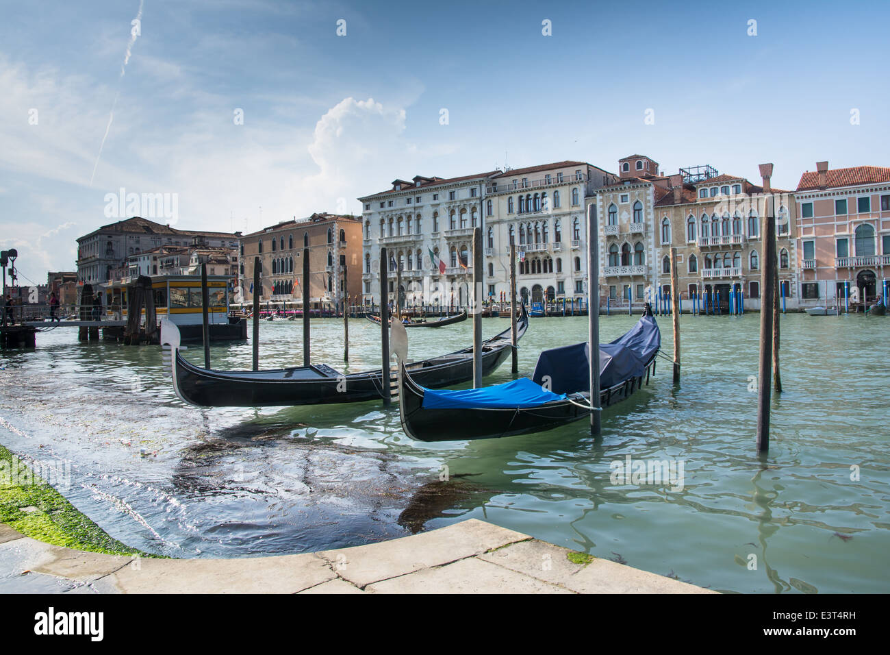 Venedig, Italien-1. Mai, 2014:view mit Gondeln im Canal Grande von Venedig an einem sonnigen Tag Stockfoto