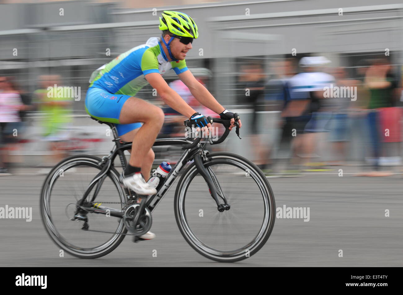 Orechova Poton, Slovakia Ring, der Slowakei, 26. / 27. Juni 2014: Repräsentative Oravaman Radsport-Team beendet das Rennen. Der zweite Jahrestag des 24 Stunden Radrennen am Slovakia Ring fand am Slovakia Ring in der Nähe Orechova Poton Dorf, Slowakei. Mehr als 280 Rennfahrer begann zu Copmpete um 12.00 Uhr des 26. Juni 2014 und beendete das Rennen um 12: 00 Uhr des 27. Juni 2014. Stockfoto