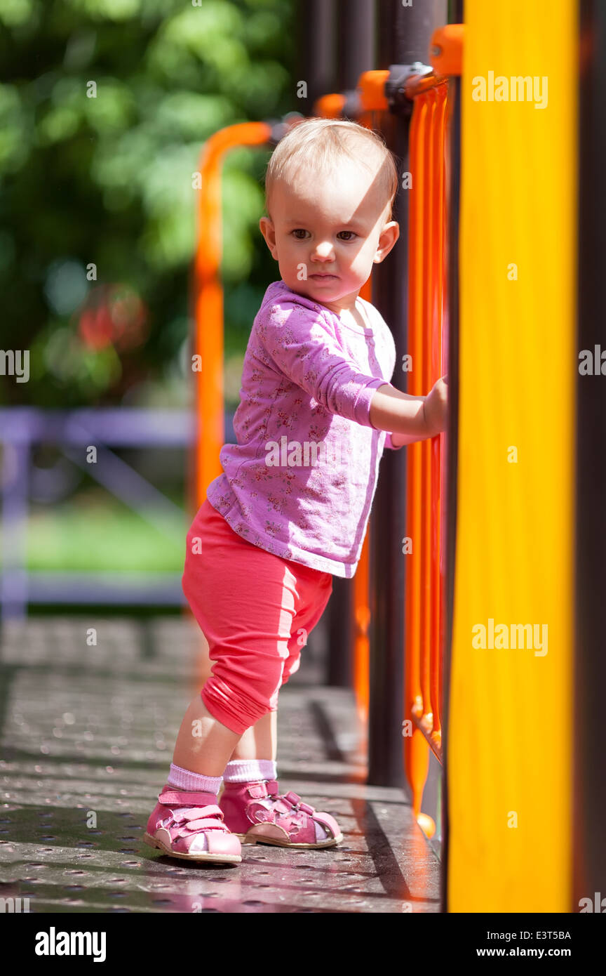 Kleinen Säugling stehenden auf Spielplatz Stockfoto