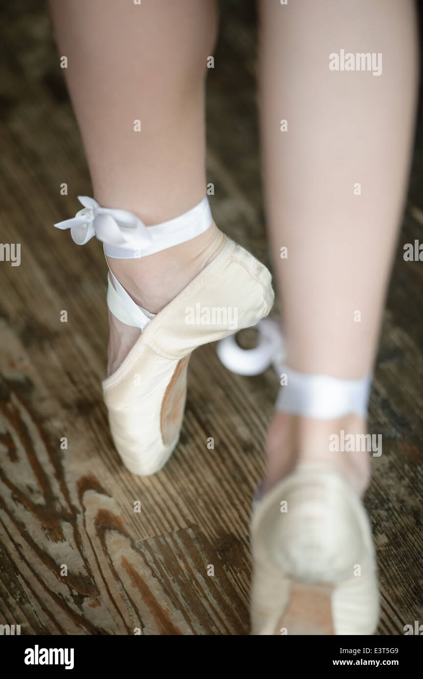 Ballerina-Beine auf die Zehenspitzen stellen Stockfoto