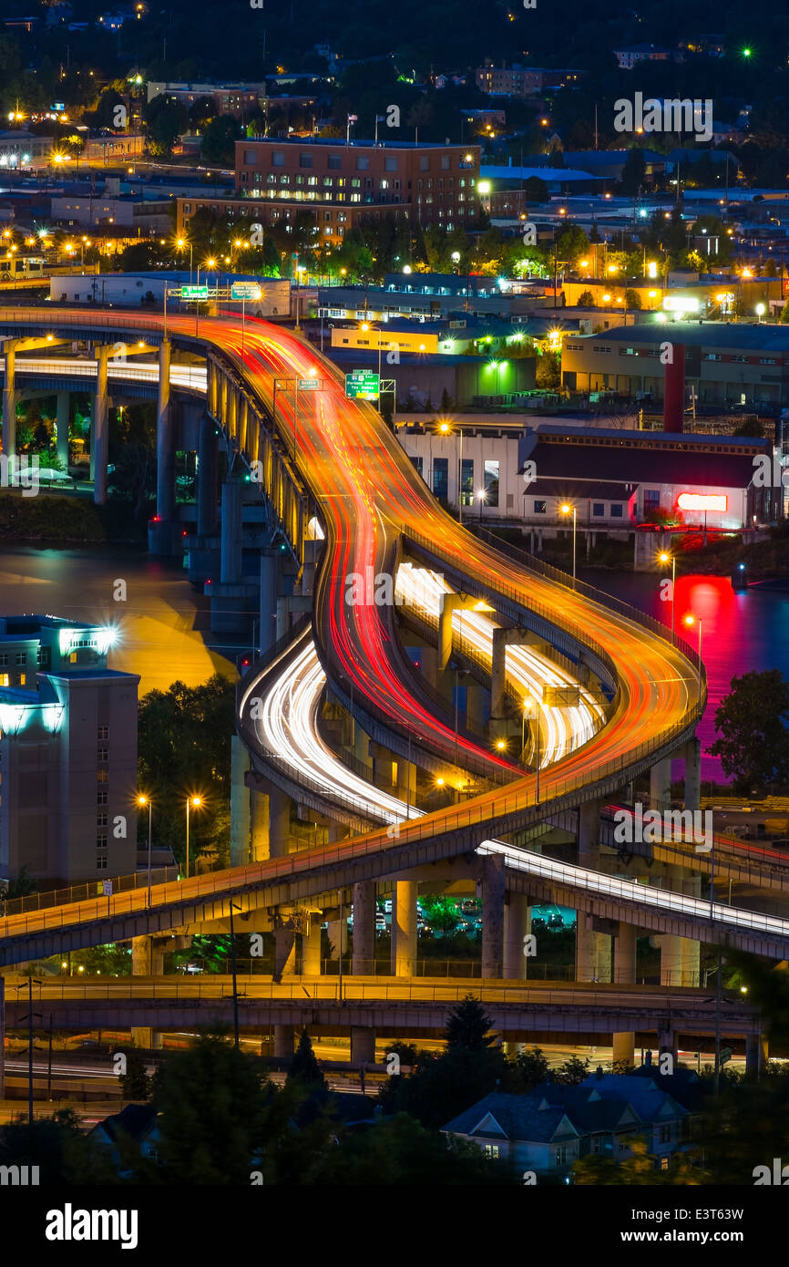 Portland, Oregon Innenstadt Autobahn nachts, Langzeitbelichtung Stockfoto