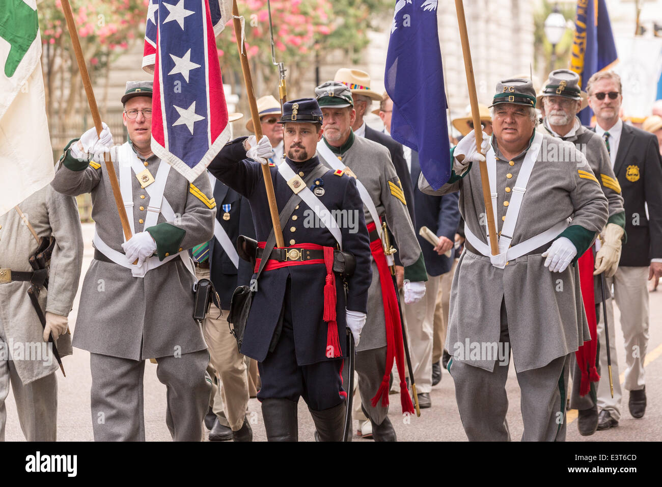 Konföderierten Civil War Reenactor März Straße treffen zu feiern Carolina Tag 28. Juni 2014 in Charleston, SC. Carolina Tag feiert die 238. Jahrestag des amerikanischen Sieges in der Schlacht von Sullivans Island über die Royal Navy und der britischen Armee. Stockfoto