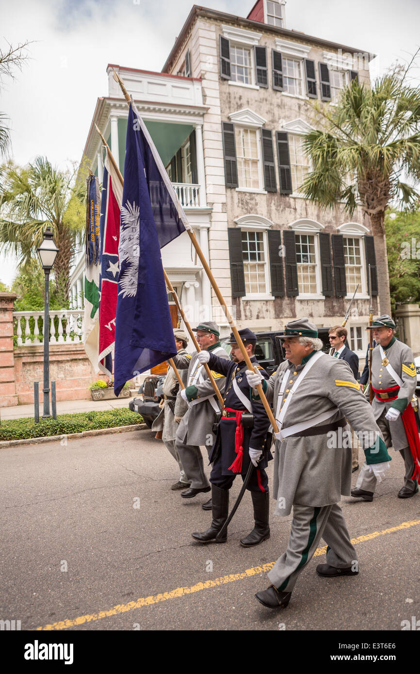 Konföderierten Civil War Reenactor März Straße treffen zu feiern Carolina Tag 28. Juni 2014 in Charleston, SC. Carolina Tag feiert die 238. Jahrestag des amerikanischen Sieges in der Schlacht von Sullivans Island über die Royal Navy und der britischen Armee. Stockfoto