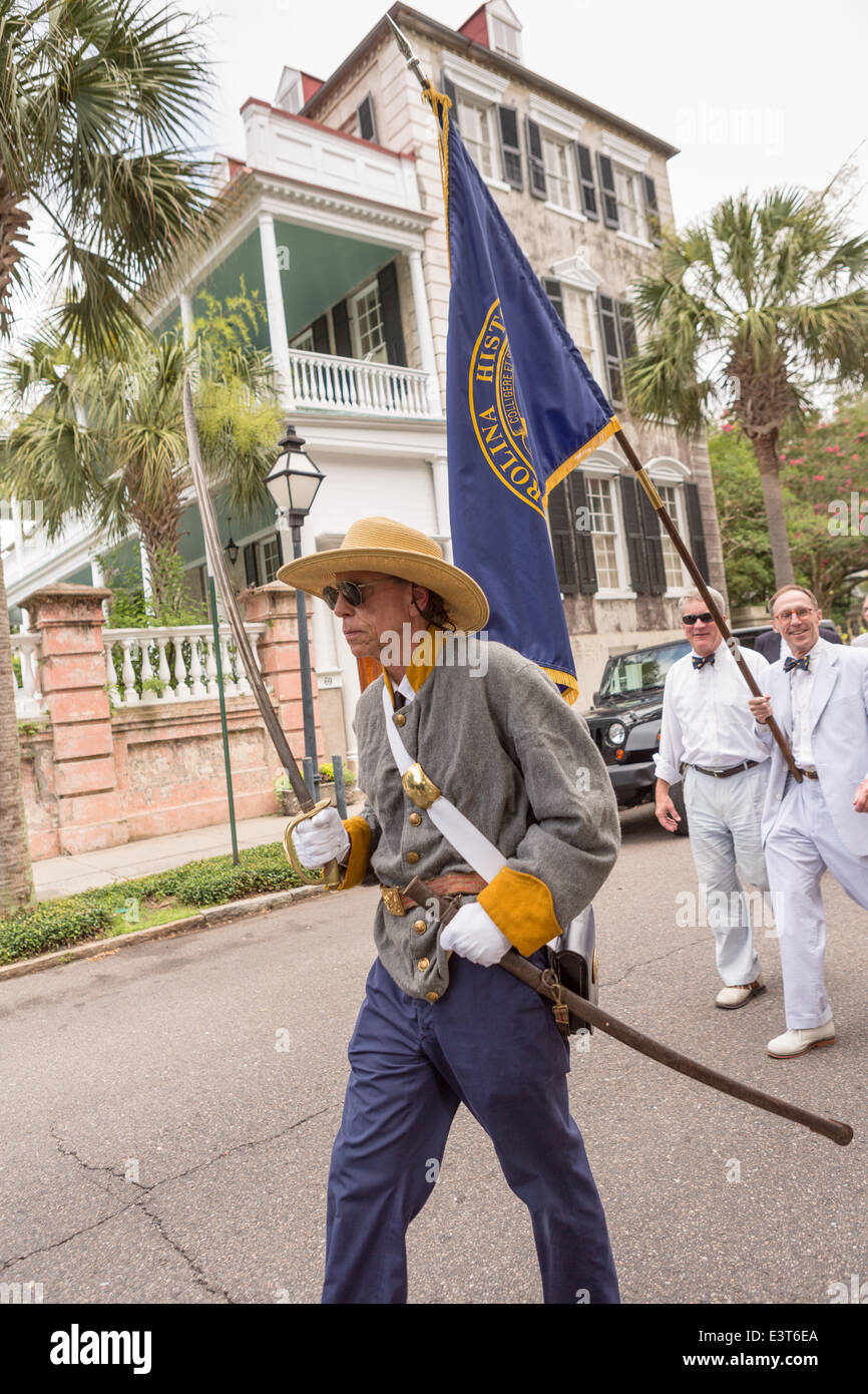 Konföderierten Civil War Reenactor März Straße treffen zu feiern Carolina Tag 28. Juni 2014 in Charleston, SC. Carolina Tag feiert die 238. Jahrestag des amerikanischen Sieges in der Schlacht von Sullivans Island über die Royal Navy und der britischen Armee. Stockfoto