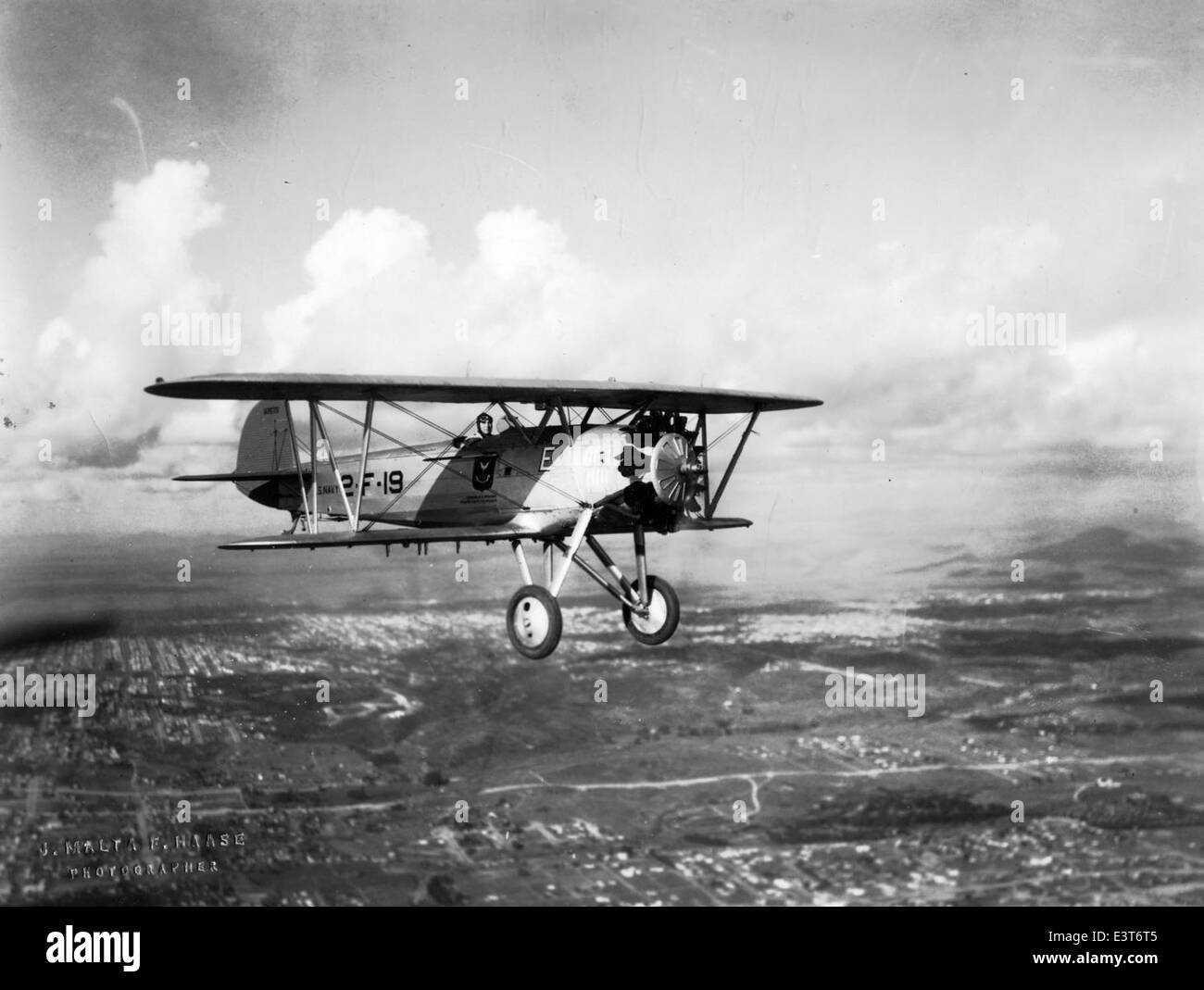 Dieses Foto zeigt eine Boeing F3B-1, Seriennummer A-7675, von VF-2B während des Betriebs. Die F3B-1 wurde von Commander E. E. Wilson geflogen und war ein Doppeldecker der US Navy, der in den späten 1930er und frühen 1940er Jahren hauptsächlich für Aufklärungs- und Kampfflugzeuge eingesetzt wurde Das Foto wurde von J.M.F. Haase aufgenommen, der einen wichtigen Moment in der Geschichte der US-Marine-Luftfahrt festgehalten hat. Stockfoto