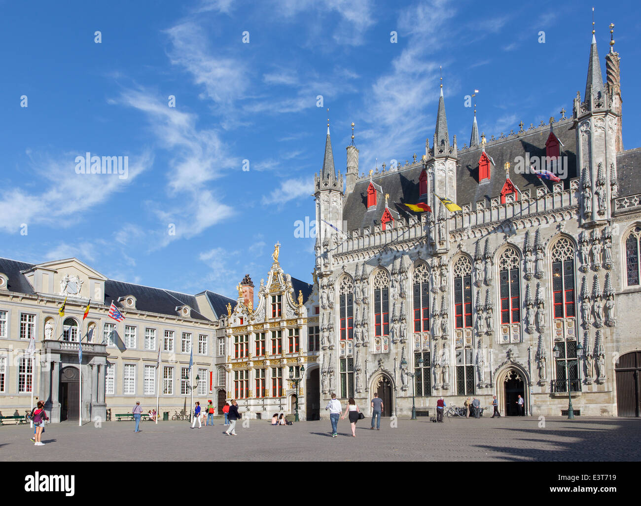 Brügge, Belgien - 13. Juni 2014: Der Burgplatz und Fassade des gotischen Rathauses. Stockfoto