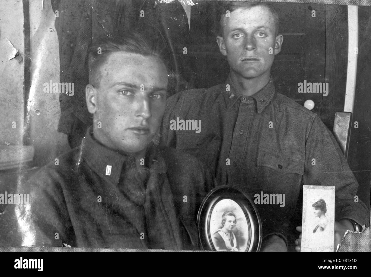 Das Kelly Field Scrapbook 151 enthält historische Bilder von Kelly Field, einem wichtigen Ort der militärischen Luftfahrt während des Ersten Weltkriegs und darüber hinaus. Dieses Sammelalbum zeigt frühe Flugzeuge, Pioniere der Luftfahrt und die Entwicklung des militärischen Flugtrainings. Stockfoto