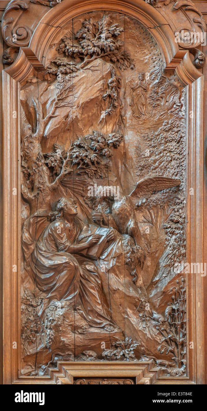 Mechelen - geschnitzte Relief das Schreiben des Evangeliums Sankt Johannes der Evangelist von Ferdinand Wijnants in St. Johns Kirche Stockfoto