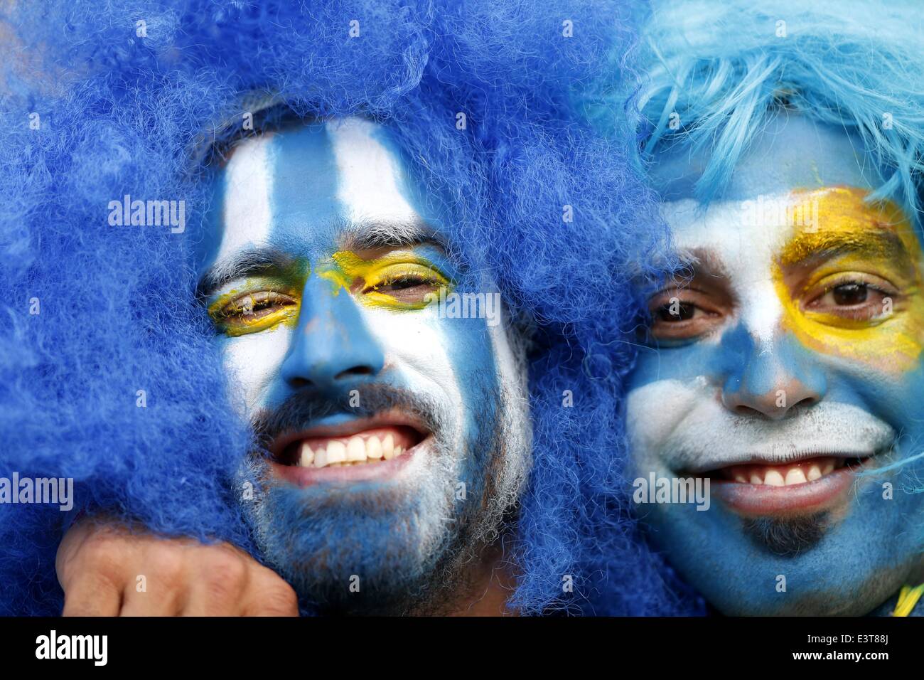 Rio De Janeiro, Brasilien. 28. Juni 2014. Unterstützer von Uruguay stellen, bevor eine Runde von 16 Match zwischen Kolumbien und Uruguay der FIFA WM 2014 an das Estadio Maracana-Stadion in Rio De Janeiro, Brasilien, am 28. Juni 2014. Bildnachweis: Wang Lili/Xinhua/Alamy Live-Nachrichten Stockfoto