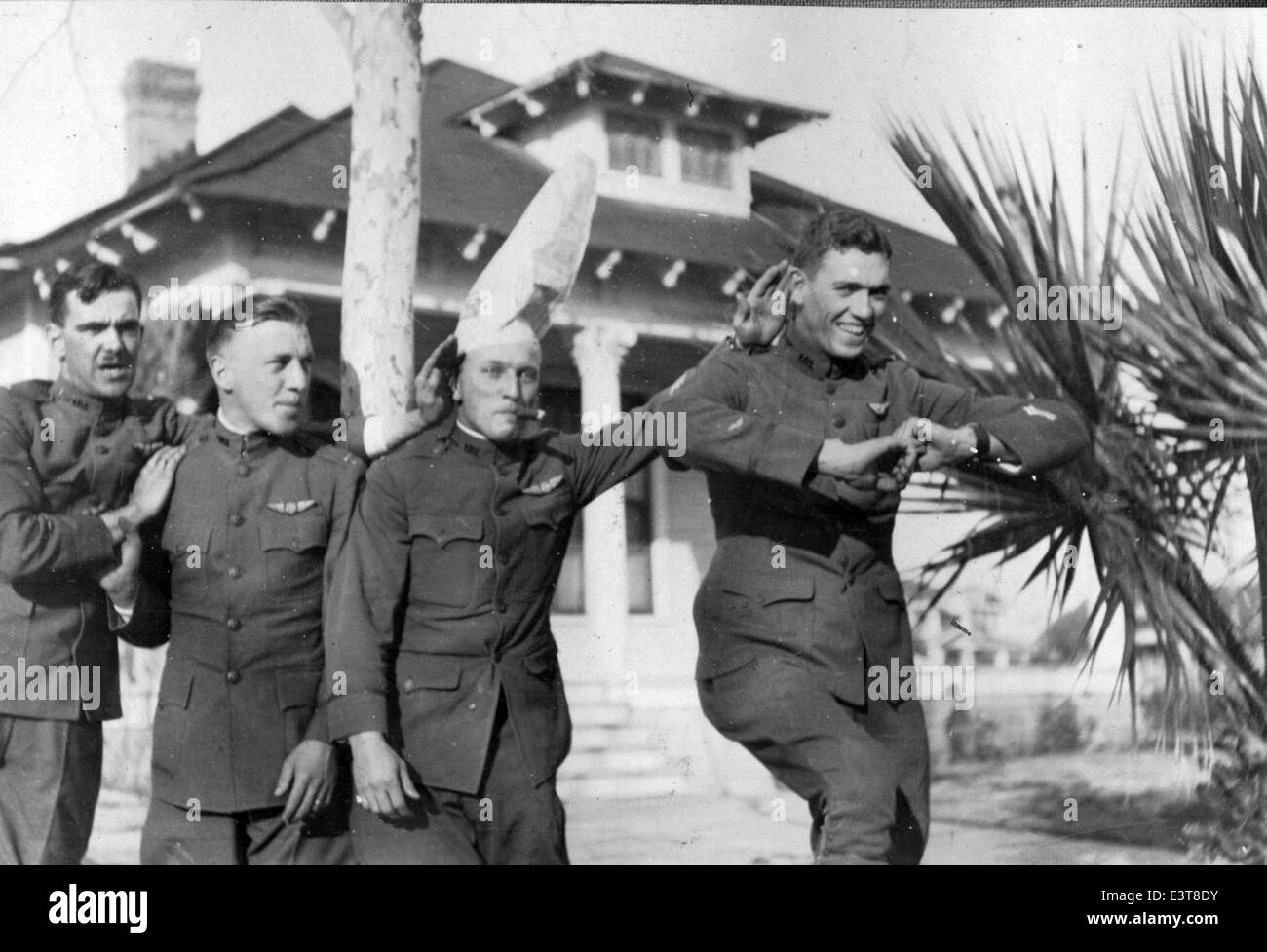 Das Kelly Field Scrapbook 205 enthält persönliche Aufzeichnungen und Bilder von Kelly Field, einer wichtigen Trainings- und Operationsbasis während des Ersten und Zweiten Weltkriegs. Diese Sammlung zeigt die Beiträge der Flieger und Flugzeuge, die durch die Anlage fuhren. Stockfoto