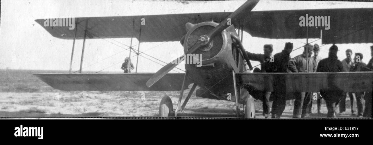 Das Kelly Field Scrapbook 376 bietet eine Sammlung historischer Fotografien und Dokumente, die die Anfänge der Luftfahrt in Kelly Field, Texas, zeigen. Kelly Field ist bekannt für seine Rolle als wichtige Ausbildungsstätte während des Ersten und Zweiten Weltkriegs und trainierte unzählige Piloten und trug zur Entwicklung der militärischen Luftfahrt in den USA bei Stockfoto