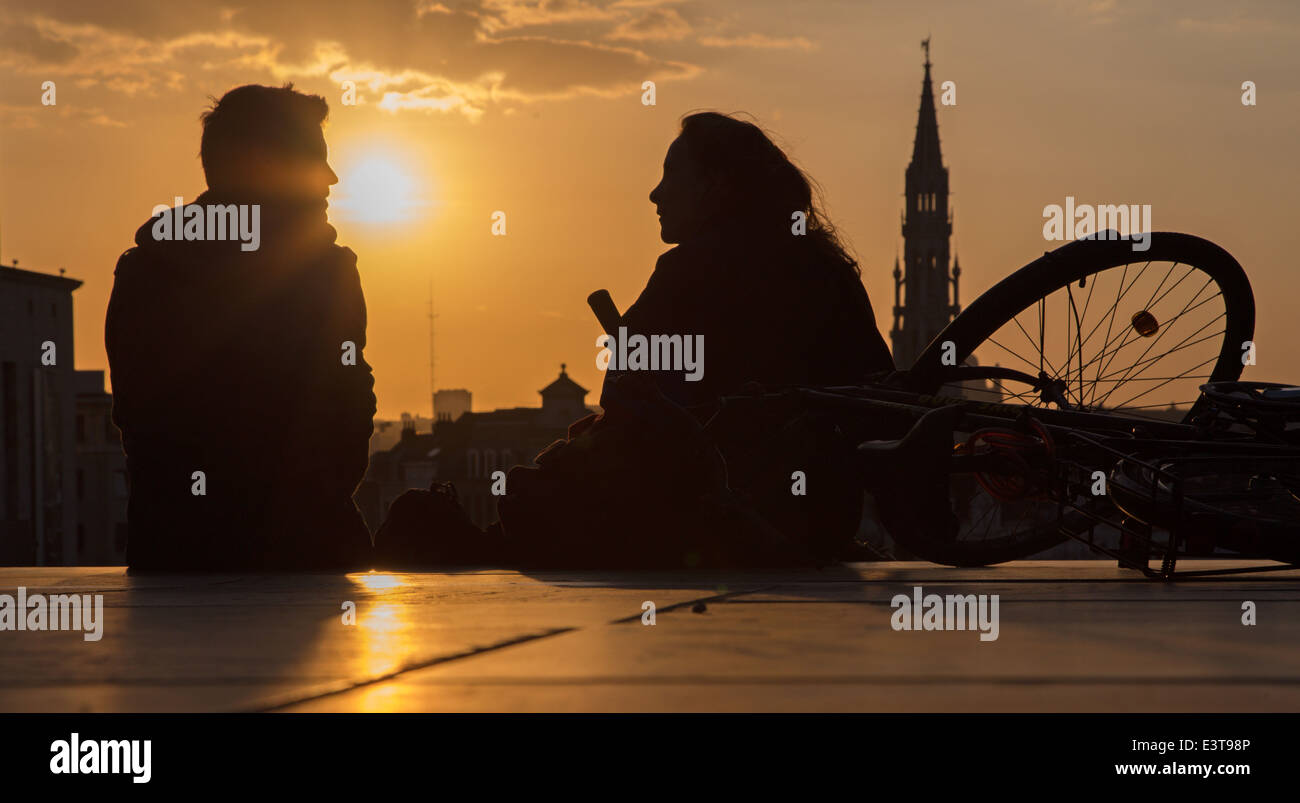 Brüssel, Belgien - 14. Juni 2014: Silhouette von paar Ower der Stadt auf Monts des Arts Abend. Stockfoto