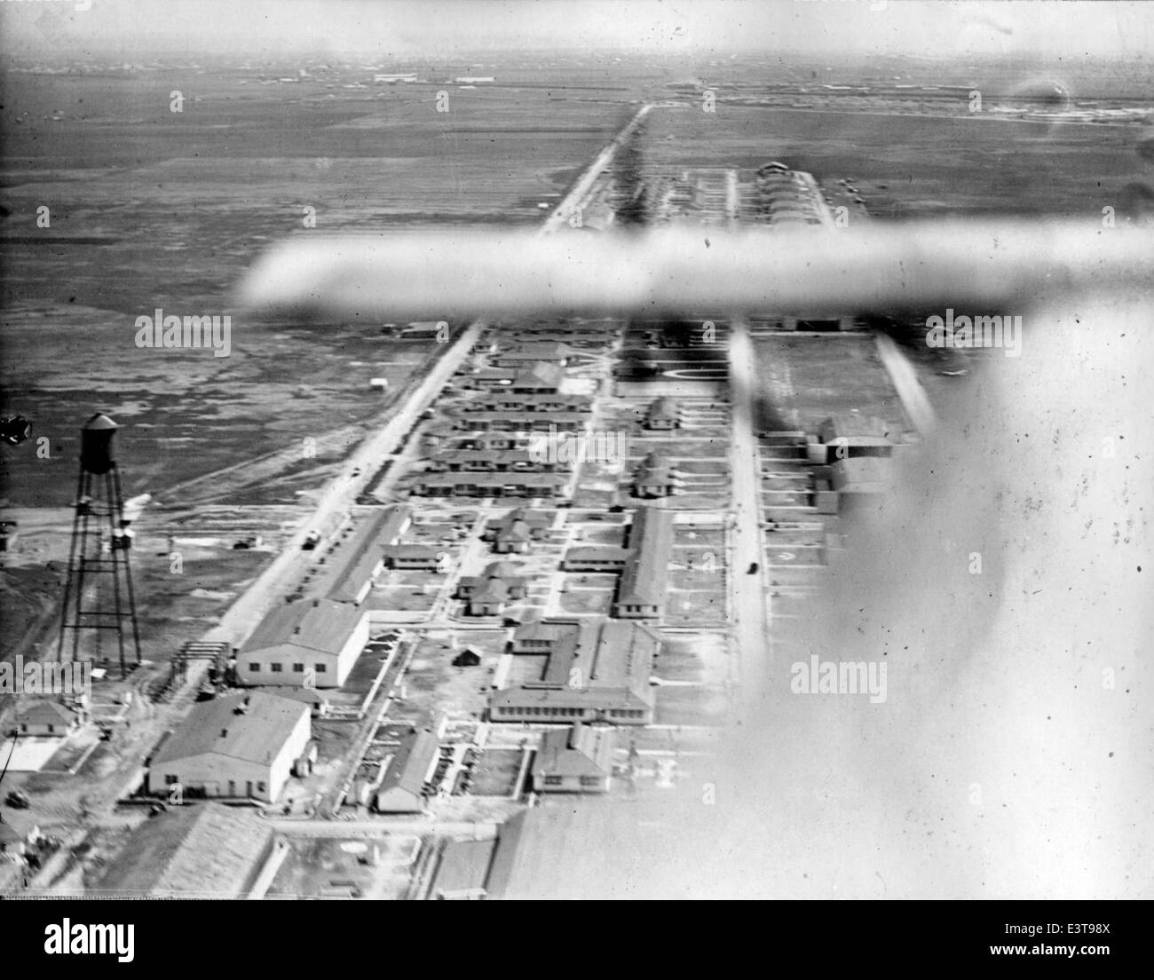 Dieses Scrapbook enthält historische Bilder und Aufzeichnungen von Kelly Field, Texas, einem wichtigen Ort für militärische Luftfahrtausbildungen. Die Fotos zeigen verschiedene Flugzeugtypen und Trainingsübungen während des frühen 20. Jahrhunderts. Stockfoto