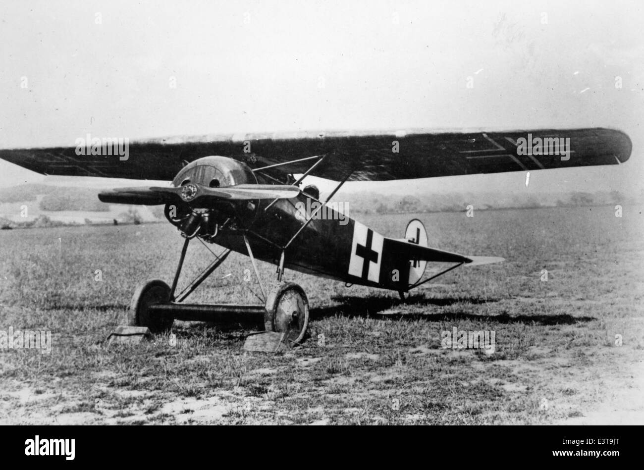 Der Fokker D. VIII, auch bekannt als Fokker E. V, war ein deutsches Sonnenschirmflugzeug, das während des Ersten Weltkriegs eingesetzt wurde. Es war einer der effektivsten Kämpfer des Krieges, bekannt für seine außergewöhnliche Manövrierfähigkeit und Geschwindigkeit. Das Flugzeug war Teil der deutschen Luftstreitkräfte und diente während des Konflikts als bedeutender Bestandteil der Luftkämpfe. Stockfoto