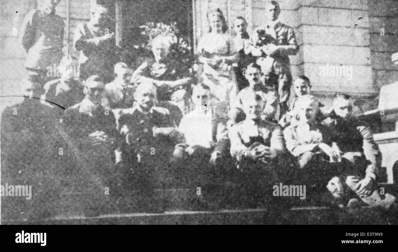 Dieses Foto aus der Lou Larson Collection zeigt einen Aspekt des Ersten Weltkriegs und erfasst militärisches Personal oder Ausrüstung während des Krieges. Lou Larsons Sammlung ist bekannt für die Erhaltung wichtiger Momente der Militärgeschichte aus dem frühen 20. Jahrhundert. Stockfoto