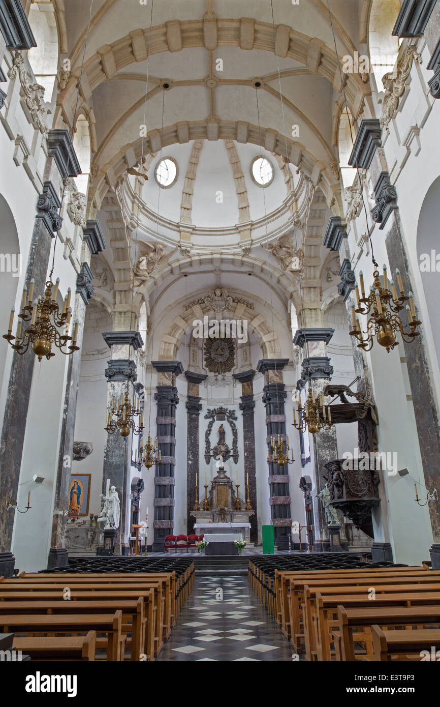 Brüssel, Belgien - 15. Juni 2014: Kirchenschiff und Hauptaltar der Kirche Notre-Dame-Aux Riches Claires. Stockfoto