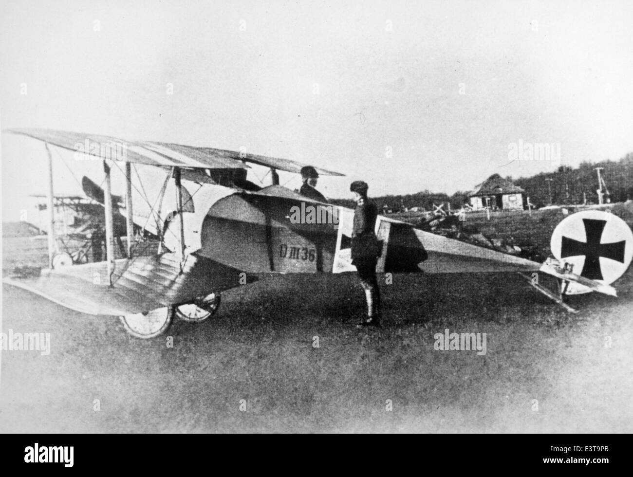Ein Doppeldecker der Deutschen Luftstreitkräfte, der Luftwaffe des Deutschen Reiches während des Ersten Weltkriegs. Das Foto aus der Lou Larson-Kollektion zeigt einen wichtigen Moment im Luftkampf während des Ersten Weltkriegs. Stockfoto