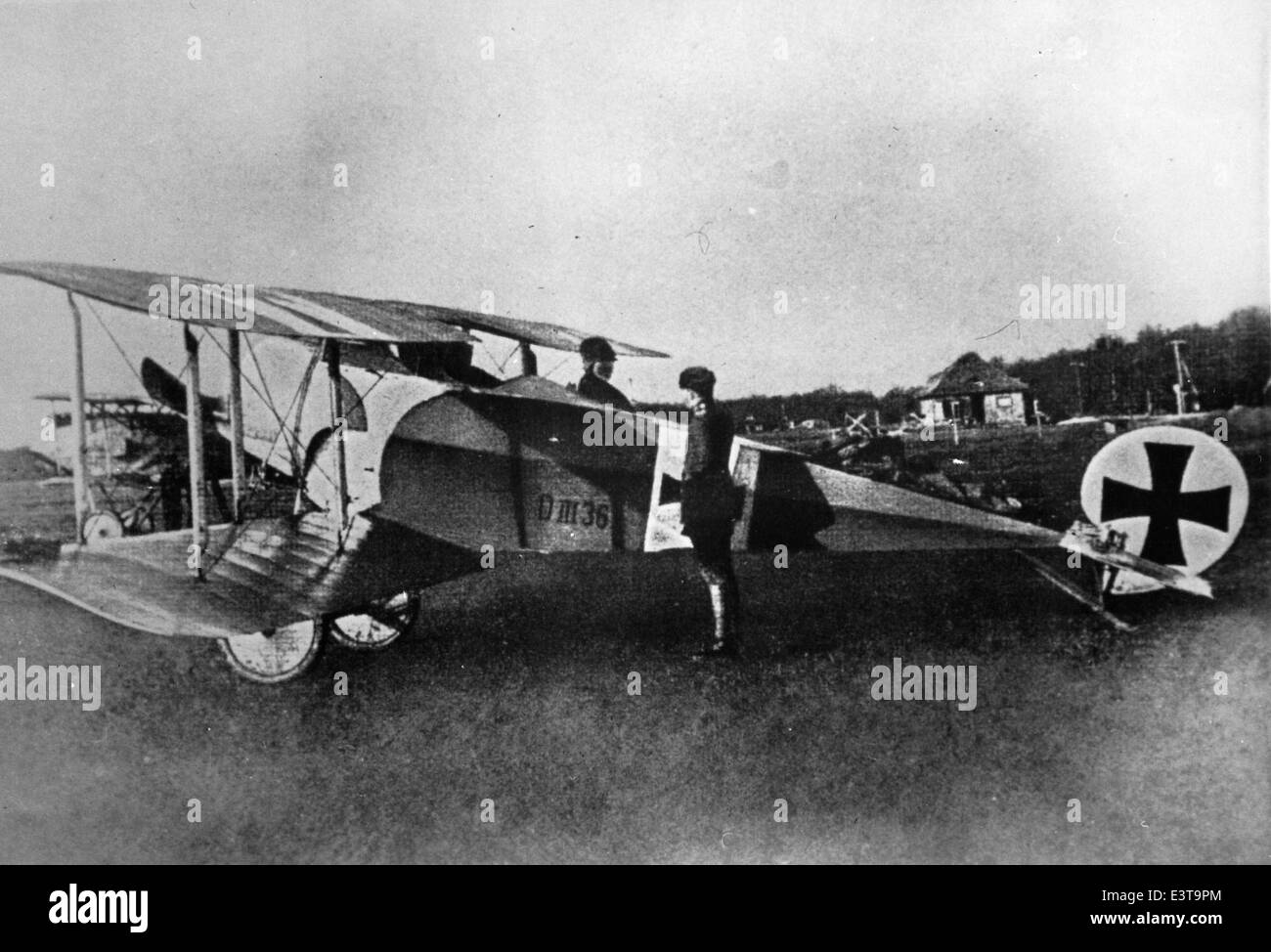Dieses Foto zeigt ein Doppeldecker der Deutschen Luftstreitkräfte während des Ersten Weltkriegs. Das Flugzeug gehörte wahrscheinlich der Fliegertruppe, und repräsentiert die technologischen Fortschritte in der Luftfahrt während des Ersten Weltkriegs. Stockfoto
