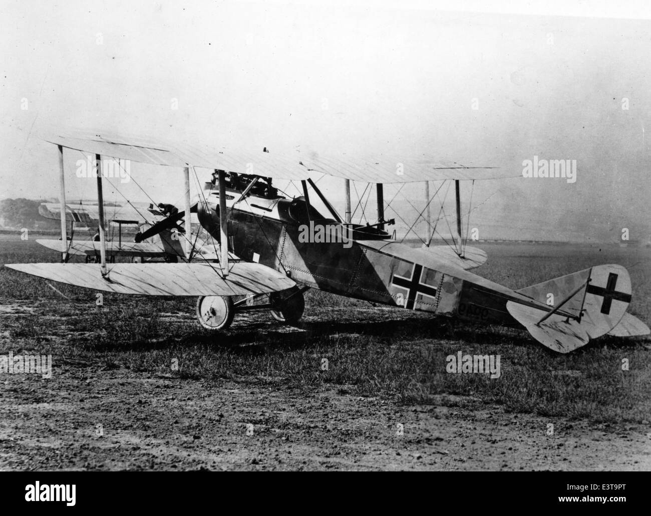 Dieses Foto aus der Lou Larson-Sammlung zeigt ein Doppeldecker, das von den Deutschen Luftstreitkräften im Ersten Weltkrieg eingesetzt wurde. Stockfoto