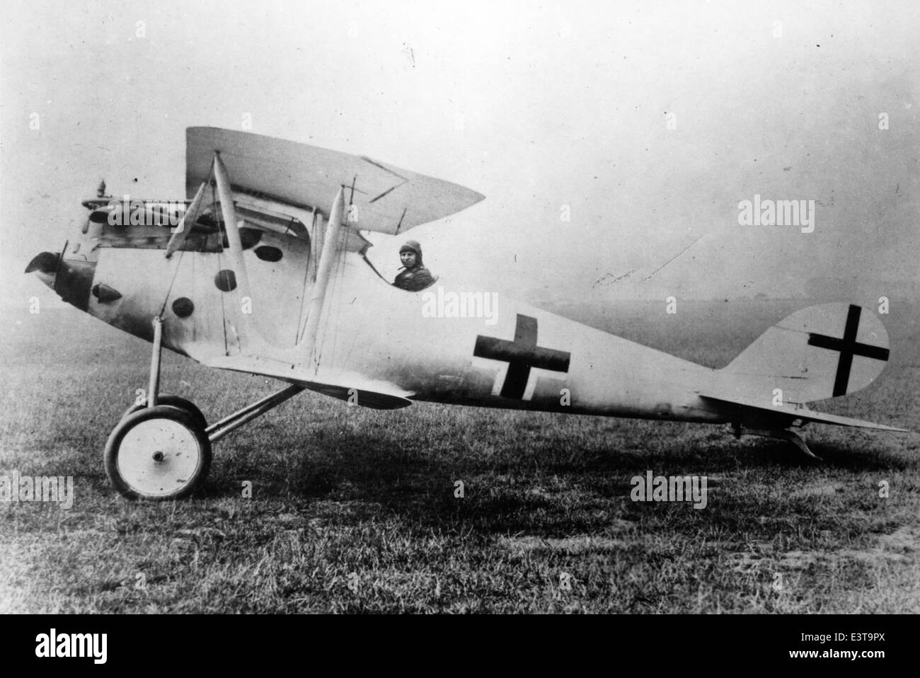 Dieses Bild aus der Lou Larson Collection zeigt einen deutschen Doppeldecker, der von den Deutschen Luftstreitkräften während des Ersten Weltkriegs eingesetzt wurde. Stockfoto